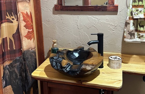 Blanchard Cabin | Cozy Bear themed Cabin close to Blanchard/walking trails/fishing pond