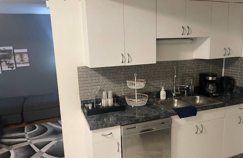 North Kenwood Condo | Inviting Condo Retreat: Pet & Child Friendly Getaway