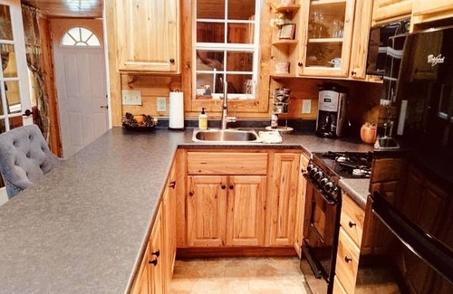 Three Lakes Cottage | Charming Cottage with Ocean View on Maple Lake