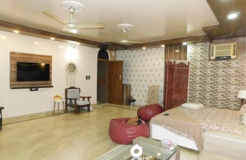 New Delhi Apartment | Bohemian Studio Apartment - 4-Star Comfort Awaits