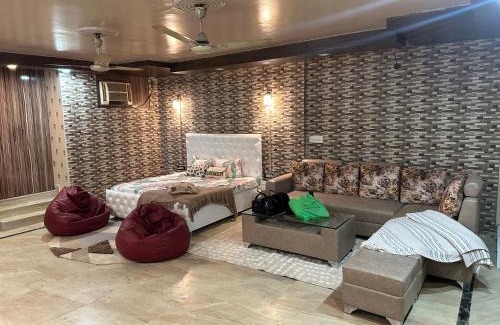 New Delhi Apartment | Bohemian Studio Apartment - 4-Star Comfort Awaits