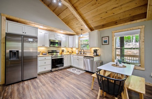Ellijay Cabin | Stylish Boho Cabin with Hot Tub & Resort Amenities Access