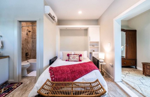 Brentwood House | Cozy Boho Guesthouse + Rooftop Deck in the Trees
