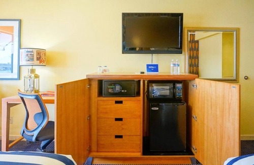Jack London District House | Charming Boutique Room in Oakland's Jack London Square