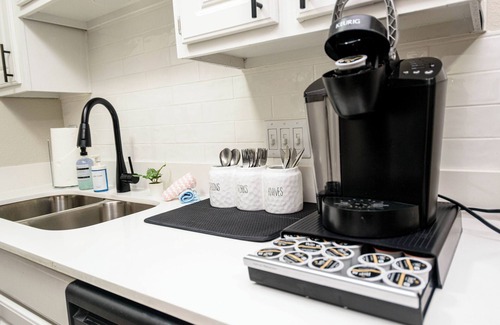 Brentwood Apartment | Cozy BR Apartment w/Pool Access l Pet-Friendly l Free Parking