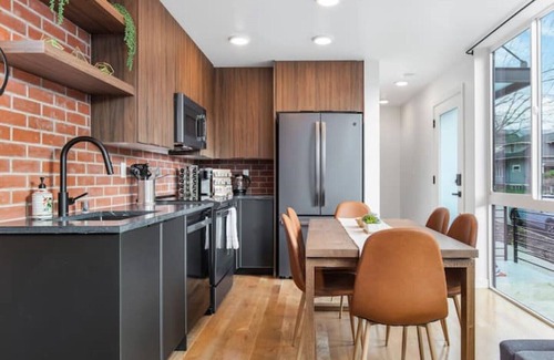 Minor House | Pet-Friendly 2B2B with Space Needle Views - Rated 10/10