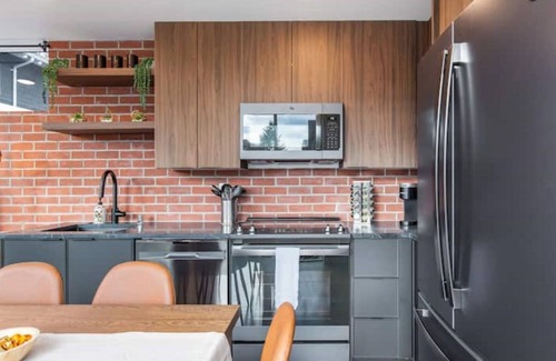 Minor House | Pet-Friendly 2B2B with Space Needle Views - Rated 10/10