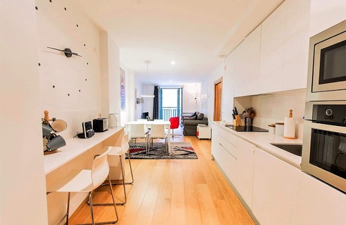 Getaria Apartment | Inviting New Apartment in Historic Old Town with Spa Access