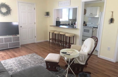 Long Beach Cottage | Charming Cozy Breeze Bungalow Near Beach & Quaint Downtown