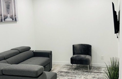 Southwest Calgary House | Bright and Cozy 1 Bedroom Suite in Southwest Calgary