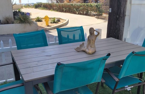Marina Peninsula Apartment | Cozy & Bright Beach Studio w/Parking Steps 2 Sand!