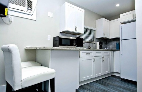 Mango Groves Condo | Bright Condo with Ocean View & Balcony Near Downtown