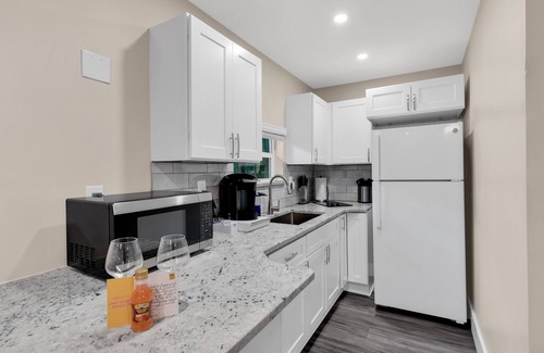 Mango Groves Condo | Bright Condo with Ocean View & Balcony Near Downtown