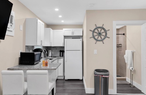 Mango Groves Condo | Bright Condo with Ocean View & Balcony Near Downtown