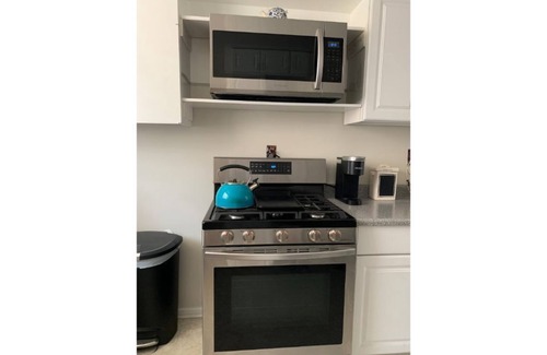 North Hollywood House | Bright Corner Retreat: Family-Friendly Near Universal Studios