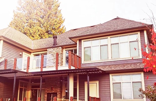 Coquitlam Apartment | Bright and Private Room with Kitchen & Breakfast Included