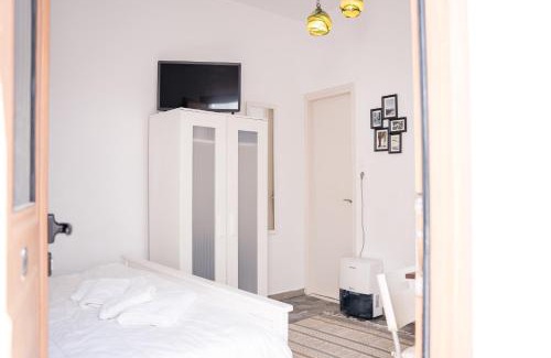 Fira Apartment | Budget-Friendly Fira Central Room with Kitchen & Pet Access