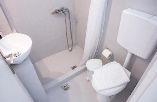 Fira Apartment | Budget-Friendly Fira Central Room with Kitchen & Pet Access