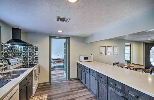 Shady Acres House | Cozy Bungalow Home, The Heights, 6 miles to Downtown!
