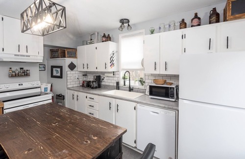 Port Alberni House | Inviting Bungalow with Kitchen in Port Alberni - Rated 10/10