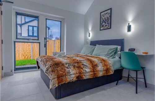 Filton House | Stag Suite: Elegant Comfort with Breakfast and Family Amenities