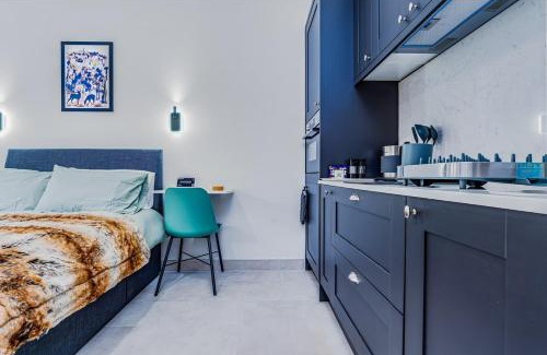 Filton House | Stag Suite: Elegant Comfort with Breakfast and Family Amenities