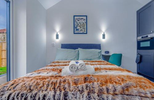 Filton House | Stag Suite: Elegant Comfort with Breakfast and Family Amenities