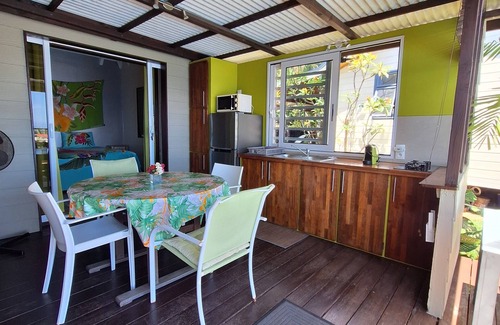 Punaauia House | Dreamy Oceanfront Bungalow in Punaauia with Pool