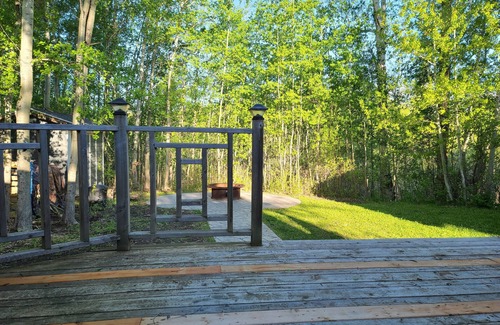 Westerose Cabin | Inviting Cabin Retreat at Pigeon Lake with Ocean Views
