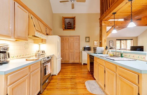 Lackawaxen Cabin | Inviting Big Bear Mountain Ranch with Pool & Spa Amenities
