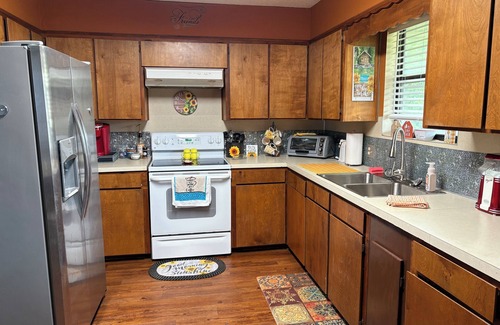 Graford House | Cozy Cabin at Possum Kingdom Lake. Close to Rocker B Ranch & PK Ice House.