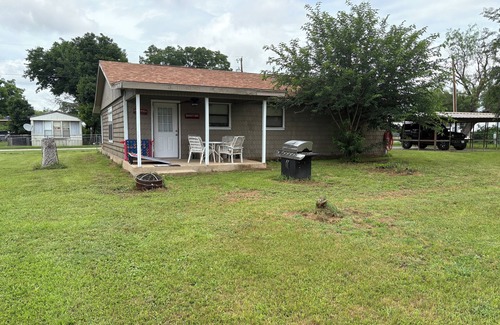 Graford House | Cozy Cabin at Possum Kingdom Lake. Close to Rocker B Ranch & PK Ice House.