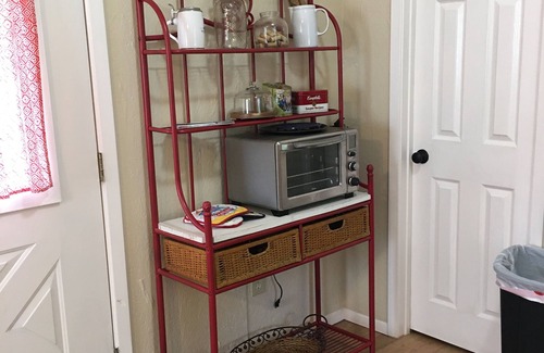 Lufkin Cabin | Enchanting Cabin Retreat with Breakfast and Pet-Friendly Perks