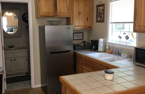 Lufkin Cabin | Enchanting Cabin Retreat with Breakfast and Pet-Friendly Perks