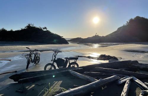 Ucluelet House | Charming Cabin Near Trails & Beaches - Pet Friendly Retreat