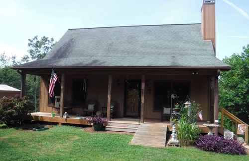 Seneca Cabin | Cozy Cabin Near Clemson with Breakfast & Child-Friendly Amenities