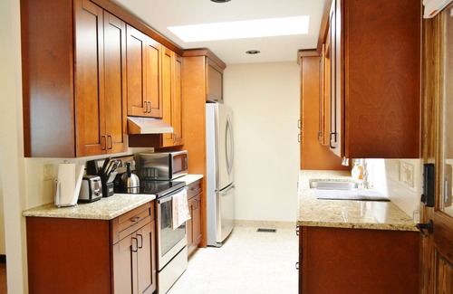 Highland Pines Cabin | Inviting Cabin Retreat - Hikers' Haven with Hot Tub & Deck!