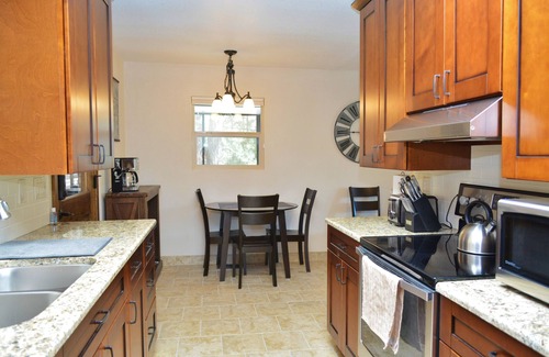 Highland Pines Cabin | Inviting Cabin Retreat - Hikers' Haven with Hot Tub & Deck!
