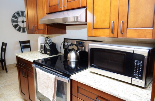 Highland Pines Cabin | Inviting Cabin Retreat - Hikers' Haven with Hot Tub & Deck!