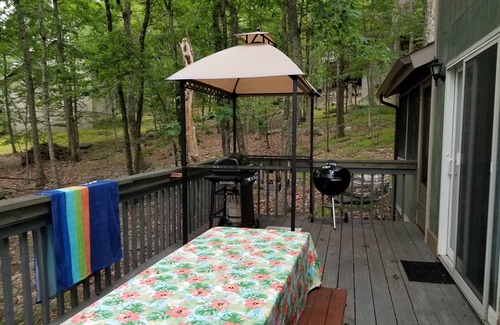 Bushkill Cabin | Inviting Cabin Retreat with Pools, Hot Tubs & Skiing Fun