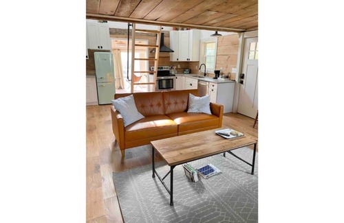 Goode Cabin | Historic 1890 Cabin with Breakfast & Family-Friendly Amenities