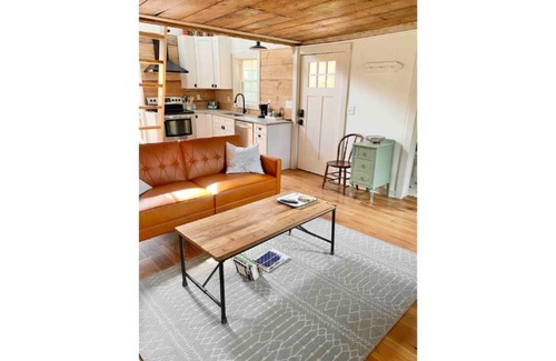 Goode Cabin | Historic 1890 Cabin with Breakfast & Family-Friendly Amenities