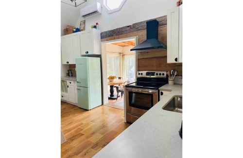 Goode Cabin | Historic 1890 Cabin with Breakfast & Family-Friendly Amenities