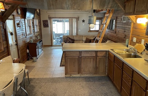Wheeler County Cabin | Inviting Cabin Retreat with Ocean and Lake Views