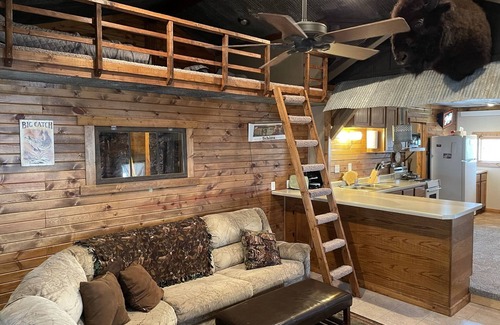 Wheeler County Cabin | Inviting Cabin Retreat with Ocean and Lake Views
