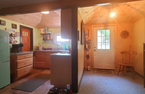 Poultney Cabin | Charming Cabin Retreat with Ocean and Lake Views