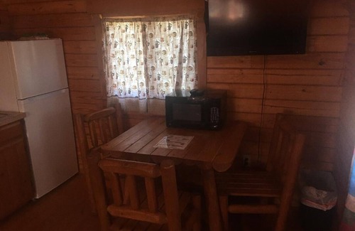 Argillite Cabin | Inviting Cabin Retreat with Kitchen & Pool Access
