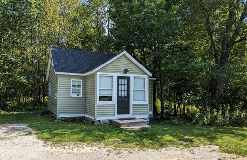 Temple Cabin | Charming Cabin Retreat with Kitchen & Pet-Friendly Amenities