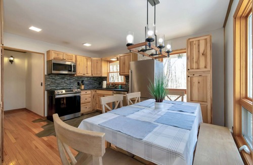Charter Hills Cabin | Inviting Cabin in Beech Mountain with Fireplace & Breakfast