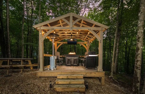 Charter Hills Cabin | Inviting Cabin in Beech Mountain with Fireplace & Breakfast